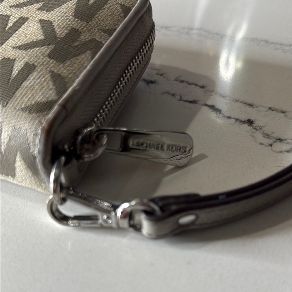 Michael Kors Jet Set Travel Continental Light Grey Logo Wristlet - Picture 4 of 12